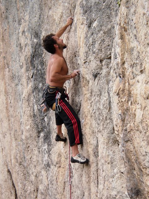 Gabriele 'il Fortissimo' sulle placche strapiombanti di Pale