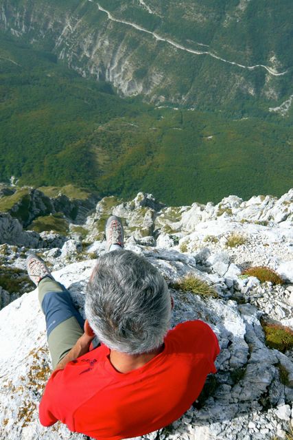 Patrizio si gode il vertiginoso panorama dopo la salita dell'Alletto-Consiglio sullo spigolo nord