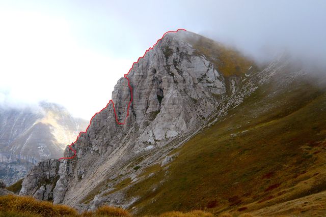 il percorso della via della Mitria visto dalla valletta che si apre verso nord sulla sella tra Croce di monte Bove e Bove nord