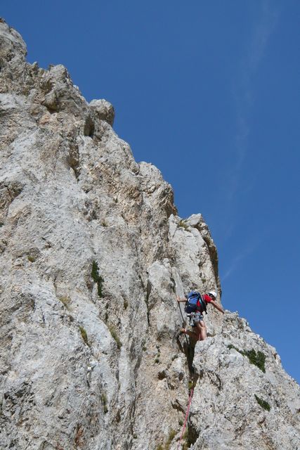Poco sopra l'attacco della via, all'imbocco del camino