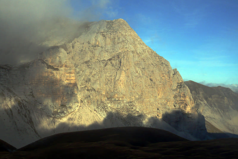 Bellissimo il colpo d'occhio che si ha dal rifugio Zilioli sulla est del Pizzo del Diavolo