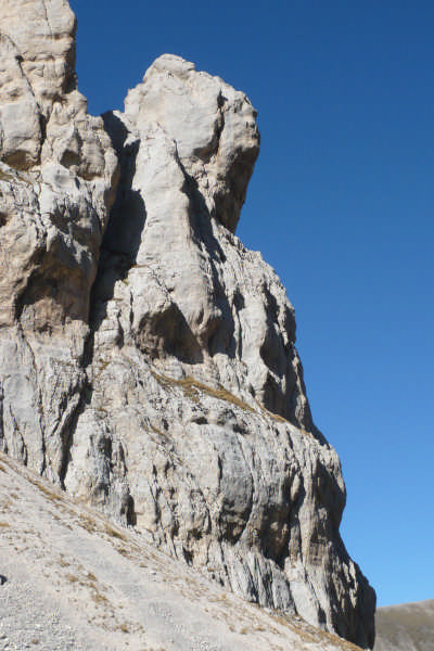La via in questione percorre il marcato intaglio in ombra, dalla base fino alla forcella che separa il Gran Gendarme (parte destra) dal corpo principale del Pizzo del Diavolo (a sinistra)