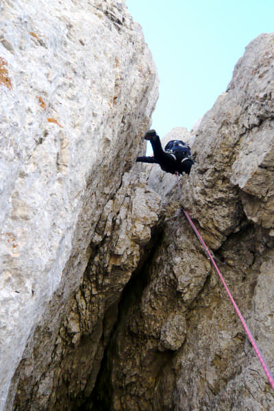 Lungo la Direttissima al colletto, appena al di sopra del passaggio chiave che si supera in opposizione