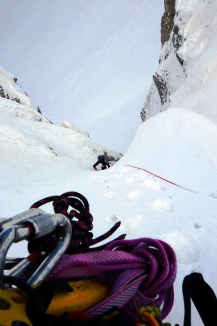 la pendenza dei canalini che incidono la parete del Bove sud è sostenuta ma non estrema