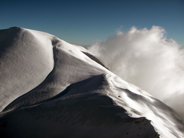 L'ampio crestone che dalla sella delle Ciaule (dove è costruito il rifugio intitolato a Tito Zilioli) porta sulla cima del Vettore