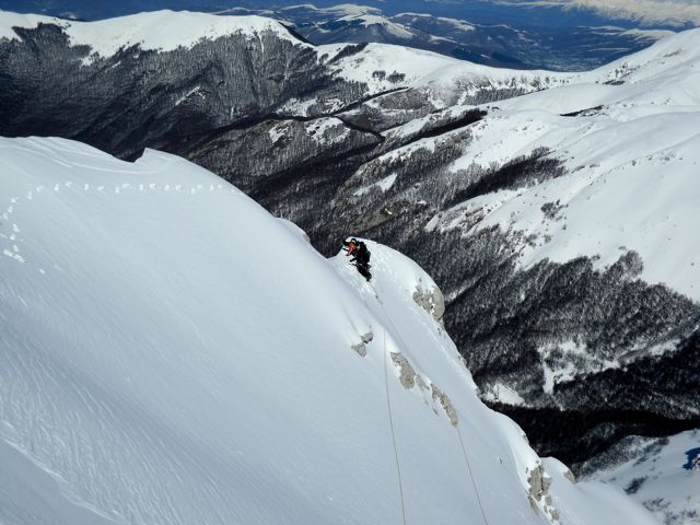 passaggio aereo all'inizio della cresta, al di sopra delle roccette