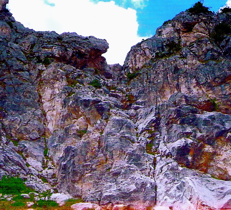 L'attacco della via, presso la fessura che incide la parte bassa della parete